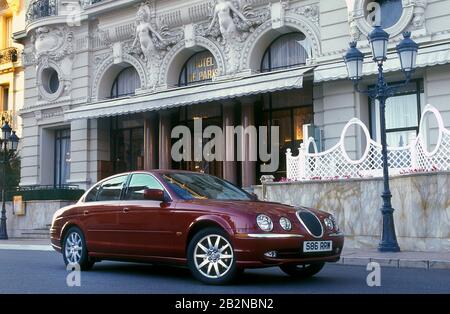 1999 Jaguar S Type à l'extérieur de l'hôtel de Paris Monte Carlo Banque D'Images
