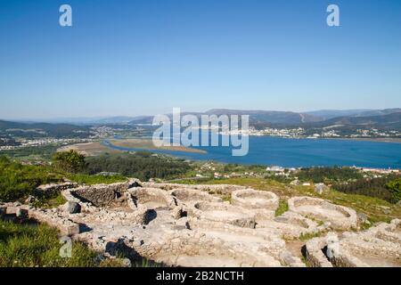 Anciennes structures en pierre à Castro de Santa Trega, Galice, Espagne Banque D'Images