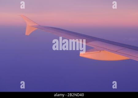 Aile d'avion (Bangkok Airways) au coucher du soleil, vol de Bangkok à Phnom Penh. © Kraig Lieb Banque D'Images