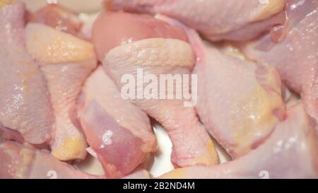 gros plan des jambes de poulet cru dans un plat de cuisson en verre. Banque D'Images