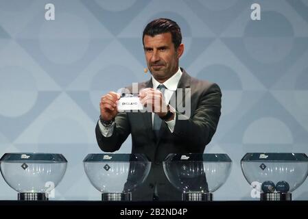 Luis Figo attire l'Angleterre lors du tirage au sort de la Ligue des Nations de l'UEFA 2020/21 au Centre de conférence Beurs van Berlage, Amsterdam. Banque D'Images