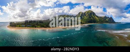 Image panoramique aérienne au large de la côte sur la plage de tunnels sur l'île hawaïenne de Kauai avec les montagnes Na Pali derrière Banque D'Images