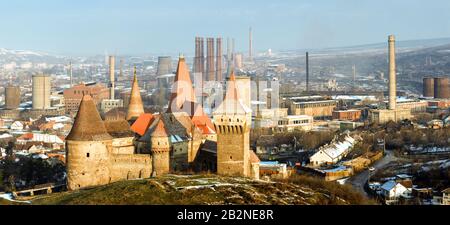Château Hunyad est censé pour être l'endroit où Vlad III de la Valachie communément connu sous le nom de Dracula était retenu prisonnier Banque D'Images