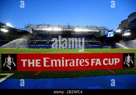 Vue générale du stade avant le début du cinquième match rond de la FA Cup à Stamford Bridge, Londres. Banque D'Images