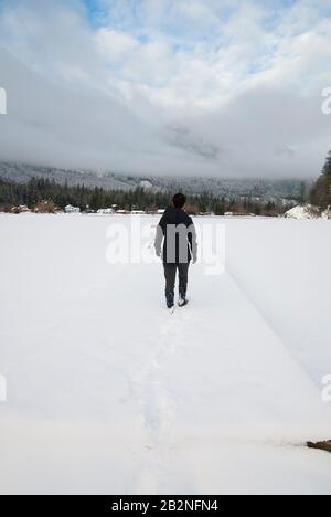 Glace d'hiver sur le lac Errock à Mission, Colombie-Britannique, Canada Banque D'Images