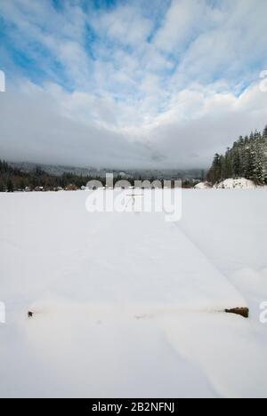 Glace d'hiver sur le lac Errock à Mission, Colombie-Britannique, Canada Banque D'Images