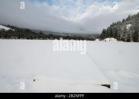 Glace d'hiver sur le lac Errock à Mission, Colombie-Britannique, Canada Banque D'Images