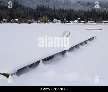 Glace d'hiver sur le lac Errock à Mission, Colombie-Britannique, Canada Banque D'Images