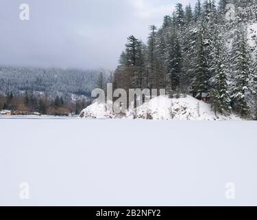 Glace d'hiver sur le lac Errock à Mission, Colombie-Britannique, Canada Banque D'Images