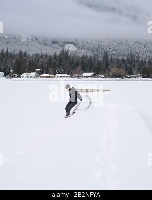 Glace d'hiver sur le lac Errock à Mission, Colombie-Britannique, Canada Banque D'Images