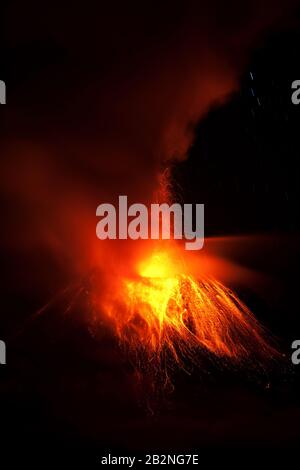 Explosion Du Volcan Tungurahua 28 11 2010 Équateur Amérique Du Sud 2:00 Heure Locale Banque D'Images