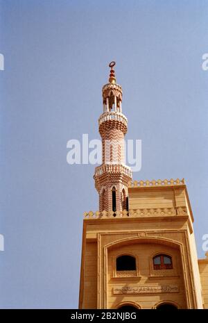 Photographie de voyage - beau minaret de mosquée dans le quartier islamique Fatimide du Caire de la ville du Caire en Egypte en Afrique du Nord Moyen-Orient Banque D'Images