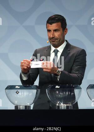 Luis Figo attire l'Espagne lors du tirage au sort de la Ligue des Nations de l'UEFA 2020/21 au Centre de conférence Beurs van Berlage, Amsterdam. Banque D'Images