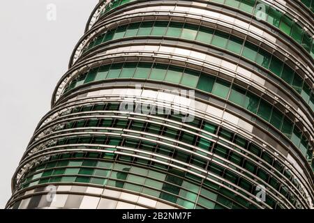 Fenêtres et détails des immenses tours jumelles Petronas à Kuala Lumpur, Malaisie. Banque D'Images