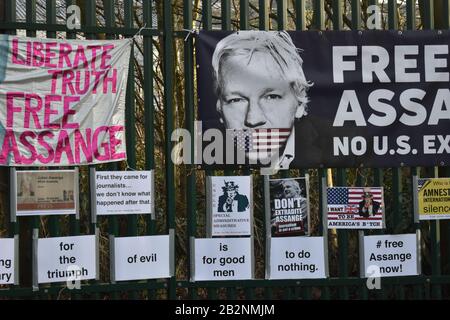 Londres/Royaume-Uni - 26 février 2020: Des bannières ont été placées sur la clôture en fer de Woolwich Crown court pour le procès d'extradition de Julian Assange Wikileaks Banque D'Images