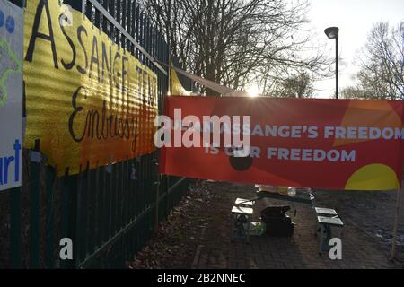 Londres/Royaume-Uni - 26 février 2020: L'affaire Julian Assange, de l'extradition de Woolwich Crown court, commence devant un juge, les manifestants avec des banderoles amass Banque D'Images