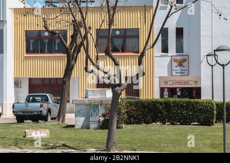 Albufeira, Portugal - 4 mai 2018 : vue sur la façade de la station de pompiers volontaires de la ville (Bombeiros Voluntarios) le printemps Banque D'Images