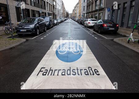 Vue sur la rue du cycle dans la Linienstrasse à Mitte Berlin, avec panneau de passage peint sur la route, Allemagne. Banque D'Images