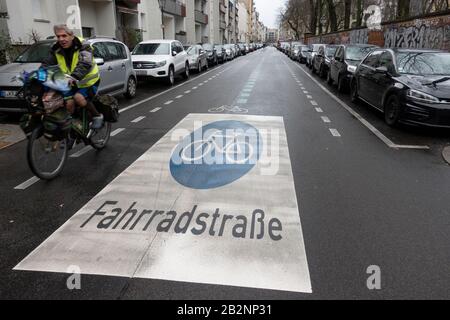 Vue sur la rue du cycle dans la Linienstrasse à Mitte Berlin, avec panneau de passage peint sur la route, Allemagne. Banque D'Images