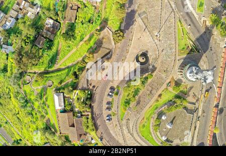 Une photographie aérienne au-dessus capture un paysage de parc en terrasses avec des allées en pierre courbes, des places circulaires et des pelouses verdoyantes. Le parc est bordé de bâtiments résidentiels aux toits de tuiles Banque D'Images