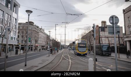 Dublin, Irlande - 12 février 2019 : bus irlandais typique à impériale qui circule avec ses passagers dans le centre-ville un jour d'hiver Banque D'Images