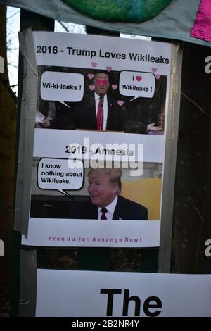 Londres/Royaume-Uni - 26 février 2020: L'affaire Julian Assange, de l'extradition de Woolwich Crown court, commence devant un juge, les manifestants avec des banderoles amass Banque D'Images