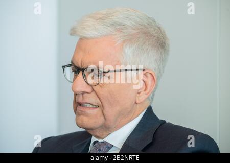 Mayence, Allemagne. 28 février 2020. Thomas Bellut, directeur de la deuxième télévision allemande, est dans son bureau pendant l'interview de DPA. Bellut, qui a 65 ans dimanche (8 mars), est directeur de ZDF depuis mars 2012. Crédit: Andreas Arnold/Dpa/Alay Live News Banque D'Images