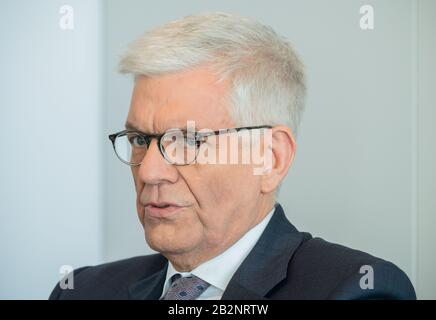 Mayence, Allemagne. 28 février 2020. Thomas Bellut, directeur de la deuxième télévision allemande, siège dans son bureau pendant l'interview de DPA. Bellut, qui a 65 ans dimanche (8 mars), est directeur de ZDF depuis mars 2012. Crédit: Andreas Arnold/Dpa/Alay Live News Banque D'Images