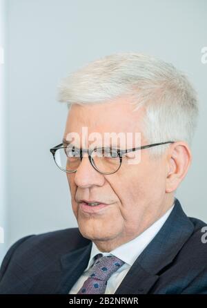 Mayence, Allemagne. 28 février 2020. Thomas Bellut, directeur de la deuxième télévision allemande, est dans son bureau pendant l'interview de DPA. Bellut, qui a 65 ans dimanche (8 mars), est directeur de ZDF depuis mars 2012. Crédit: Andreas Arnold/Dpa/Alay Live News Banque D'Images