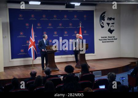 Ankara, Turquie. 3 mars 2020. Le ministre turc des Affaires étrangères Mevlut Cavusoglu (R) et le secrétaire britannique aux Affaires étrangères Dominic Raab ont assisté à une conférence de presse conjointe à Ankara, en Turquie, le 3 mars 2020. Cavusoglu et Raab ont discuté mardi de l'opération turque en cours dans la province syrienne d'Idlib et du flux migratoire vers l'Europe, a rapporté l'agence d'État Anadolu. Crédit: Mustafa Kaya/Xinhua/Alay Live News Banque D'Images