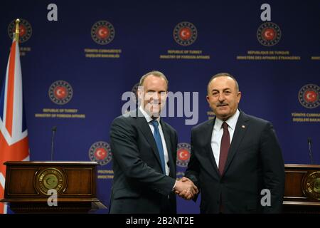 Ankara, Turquie. 3 mars 2020. Le ministre turc des Affaires étrangères Mevlut Cavusoglu (R) se réveille avec la visite du secrétaire britannique aux Affaires étrangères Dominic Raab lors d'une conférence de presse conjointe à Ankara, en Turquie, le 3 mars 2020. Cavusoglu et Raab ont discuté mardi de l'opération turque en cours dans la province syrienne d'Idlib et du flux migratoire vers l'Europe, a rapporté l'agence d'État Anadolu. Crédit: Mustafa Kaya/Xinhua/Alay Live News Banque D'Images