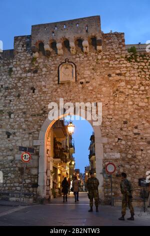 Porta Catania, Corso Umberto, Taormina, Sicile, Italie Banque D'Images