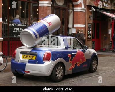 Mini Cooper publicité Red Bull énergie boisson garée à Maiden Lane, Covent Garden, Londres, Royaume-Uni Banque D'Images