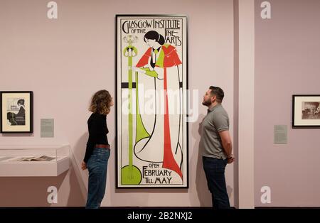 Tate Britain, Londres, Royaume-Uni. 2 mars 2020. Une rétrospective majeure des œuvres d'Aubrey Beardsley (1872-1998), dont les images subversives et pénibles ont choqué et enchanté les spectateurs pendant plus d'un siècle, réunit 200 œuvres spectaculaires, le plus grand affichage de ses dessins originaux en plus de 50 ans. Image: Aubrey Beardsley influence dans cette affiche de Charles Rennie Mackintosh for Glasgow Institute of the Fine Arts. Crédit: Malcolm Park/Alay. Banque D'Images