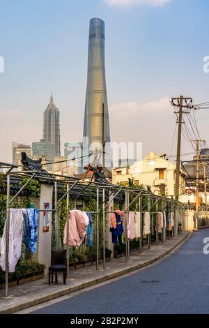Shanghai, CHINE, 29 OCTOBRE : vue sur une vieille rue dans la région de Laoximen avec la célèbre tour de Shanghai au loin le 29 octobre 2019 à Shanghai Banque D'Images