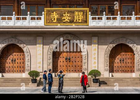 Shanghai, CHINE, 30 OCTOBRE : l'extérieur du temple de Jing'an, un célèbre temple bouddhiste et une destination de voyage le 30 octobre 2019 à Shanghai Banque D'Images