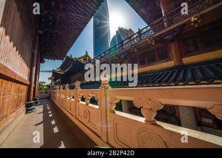 Shanghai, CHINE, 30 OCTOBRE : architecture chinoise traditionnelle au temple de Jing'an, célèbre temple bouddhiste le 30 octobre 2019 à Shanghai Banque D'Images