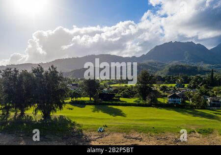 Image panoramique aérienne au lever du soleil surplombant les maisons de Hanalei du parc de la plage de Waioli sur l'île hawaïenne de Kauai Banque D'Images