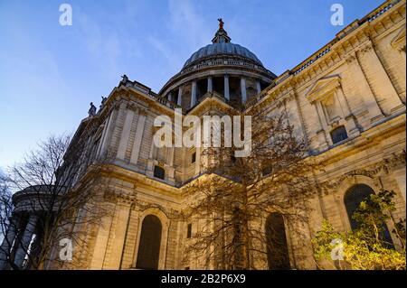 Cathédrale Saint-Paul à Londres, Royaume-Uni. Vue en soirée de St Paul prise du sud-est de la cathédrale. Bâtiment éclairé, ciel bleu et nuages Banque D'Images