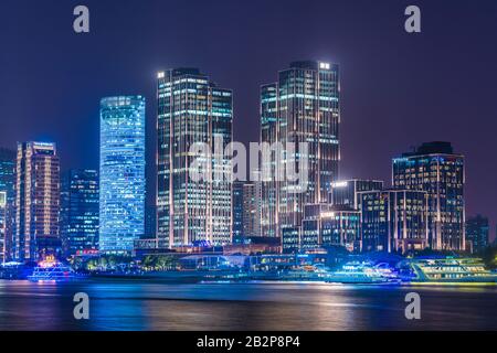 Shanghai, CHINE, 30 OCTOBRE : vue nocturne des bâtiments modernes de la ville haute tour le long de la rivière Pearl dans le quartier de Puxi le 30 octobre 2019 à Shanghai Banque D'Images