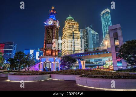 Shanghai, CHINE, 30 OCTOBRE : vue nocturne de la tour d'horloge du magasin Disney dans le quartier financier de Lujiazui le 30 octobre 2019 à Shanghai Banque D'Images