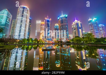 Shanghai, CHINE, 30 OCTOBRE : vue de nuit sur les bâtiments de la ville de quartier financier à un lac dans le Central Green Space Park à Lujiazui le 30 octobre 2019 Banque D'Images