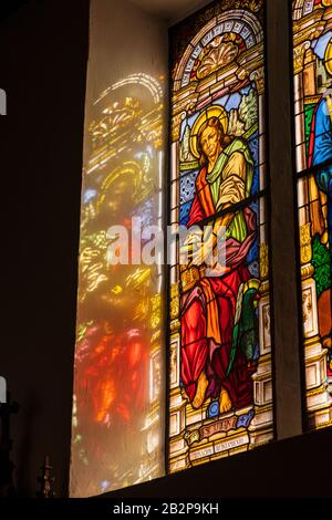 Lumière du soleil en streaming à travers des vitraux avec des photos de Saint John, San Juan, et Saint Marc, San Marco, dans l'église de Nuestra Senora de Banque D'Images