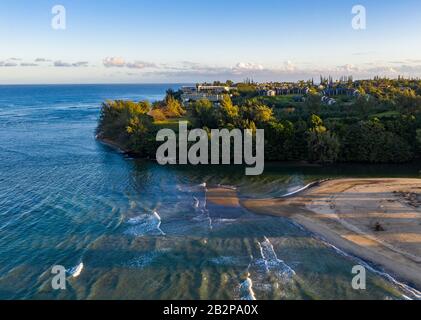 Image panoramique aérienne au lever du soleil au large de la côte sur la baie Hanalei et Princeville sur l'île hawaïenne de Kauai Banque D'Images