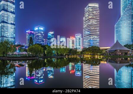 Shanghai, CHINE, 30 OCTOBRE : vue de nuit sur les bâtiments de la ville de quartier financier à un lac dans le Central Green Space Park à Lujiazui le 30 octobre 2019 Banque D'Images