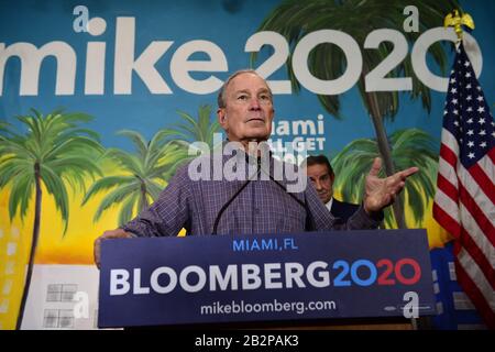 Miami, Floride, États-Unis. 03ème mars 2020. Candidat démocrate à la présidence, l'ancien maire de New York Mike Bloomberg s'arrête à l'un de ses bureaux de campagne dans le quartier De Little Havana le 3 mars 2020 à Miami, en Floride. Bloomberg continue de faire campagne alors que les électeurs ont voté dans 14 États et les Samoa américaines sur ce que l'on appelle Super Tuesday. Crédit : Mpi10/Media Punch/Alay Live News Banque D'Images