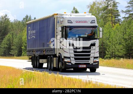 White Scania S500 Truck Kantonen Oy tire la remorque de fret sur la route 25 du port de Hanko à l'intérieur des terres le jour de l'été. Raasepori, Finlande. 5 Juillet 2019. Banque D'Images