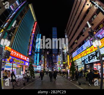 Une photo des rues de Kabukicho, et de la célèbre Godzilla Head, dans la ville de Shinjuku (Tokyo), la nuit. Banque D'Images