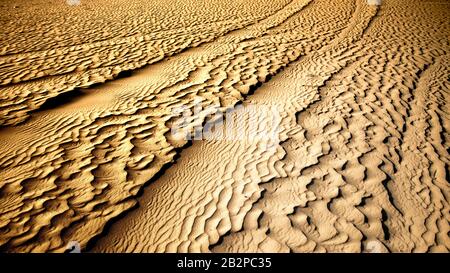 image couleur des anciennes pistes de moteur dans le désert. Banque D'Images