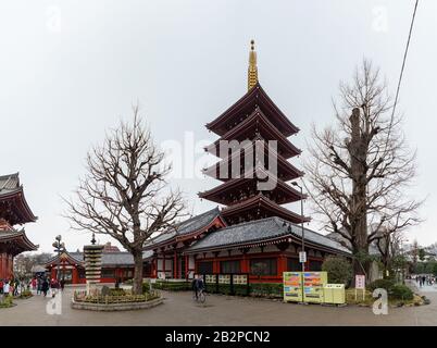 Une photo panoramique du temple Sensō-ji (Tokyo). Banque D'Images